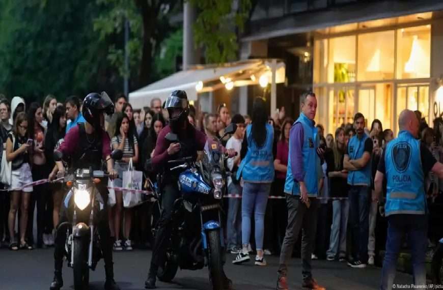 Allanan hotel donde murió el músico Liam Payne en Argentina. La policía argentina allanó la noche del miércoles 23 de Octubre el hotel en Buenos Aires donde murió el músico británico Liam Payne