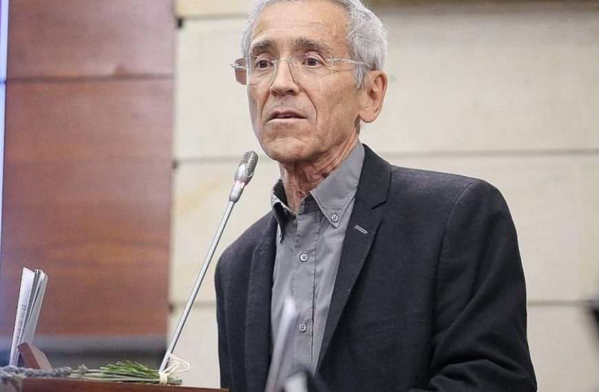 El sacerdote jesuita es acusado de encubrir a un supuesto pederasta.