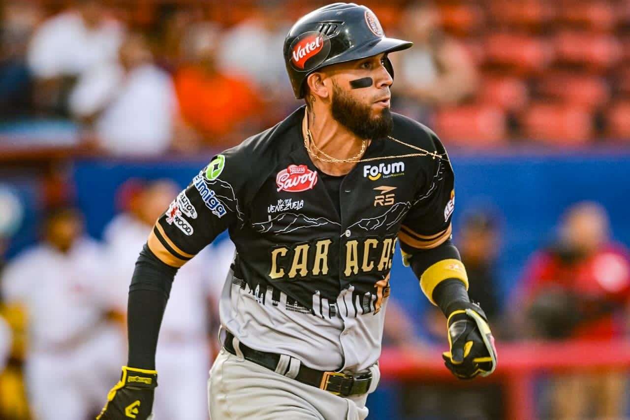 Los Navegantes del Magallanes desplegaron una tórrida ofensiva de 10 imparables frente a su eterno rival Leones del Caracas