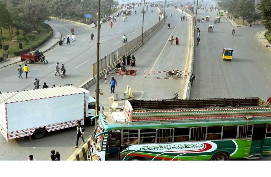 Las manifestaciones organizadas por el partido opositor Pakistan Tehreek-e-Insaf (PTI) en Islamabad, para exigir la liberación del ex primer ministro Imran Khan, han dejado al menos cinco agentes de las fuerzas de seguridad muertos y 119 heridos, según confirmaron autoridades paquistaníes.