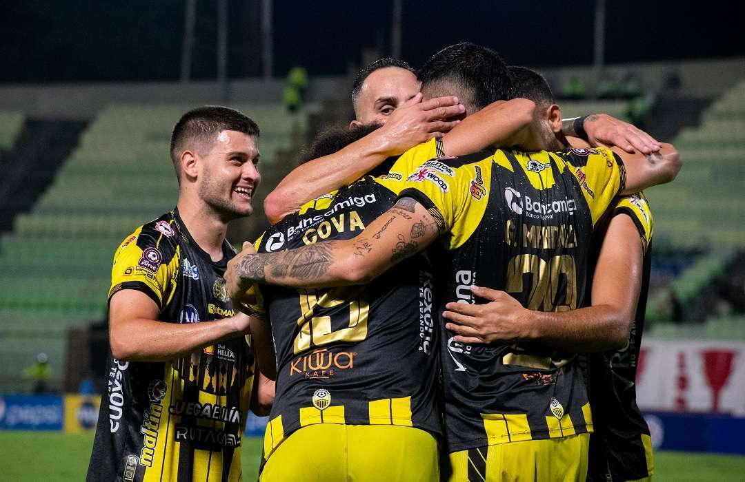 Los "Rojos del Ávila" perdieron la cabeza ante goleada del equipo aurinegro e ingresaron a la cancha de forma vandálica. El clásico entre el Caracas FC y el Deportivo Táchira, disputado en el Estadio Olímpico de la UCV, fue suspendido en el minuto 80 debido a una invasión de los hinchas del equipo local.