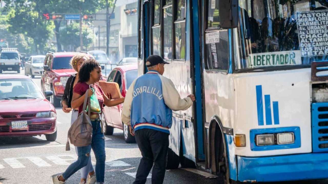 Aumentan tarifa del pasaje urbano a 220 bolívares a partir del primero de octubre