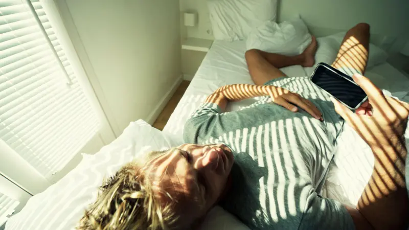 El sexting consiste en enviar o recibir mensajes y fotos explícitas por chat.