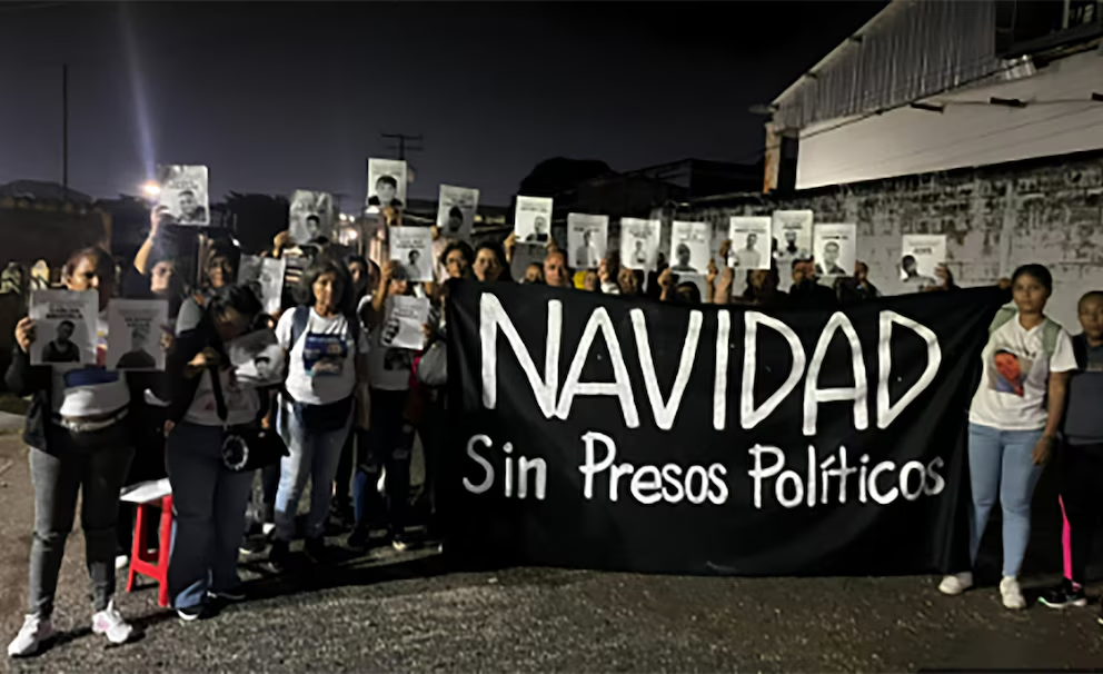 Mujeres reclamando que haya Navidad sin presos políticos.