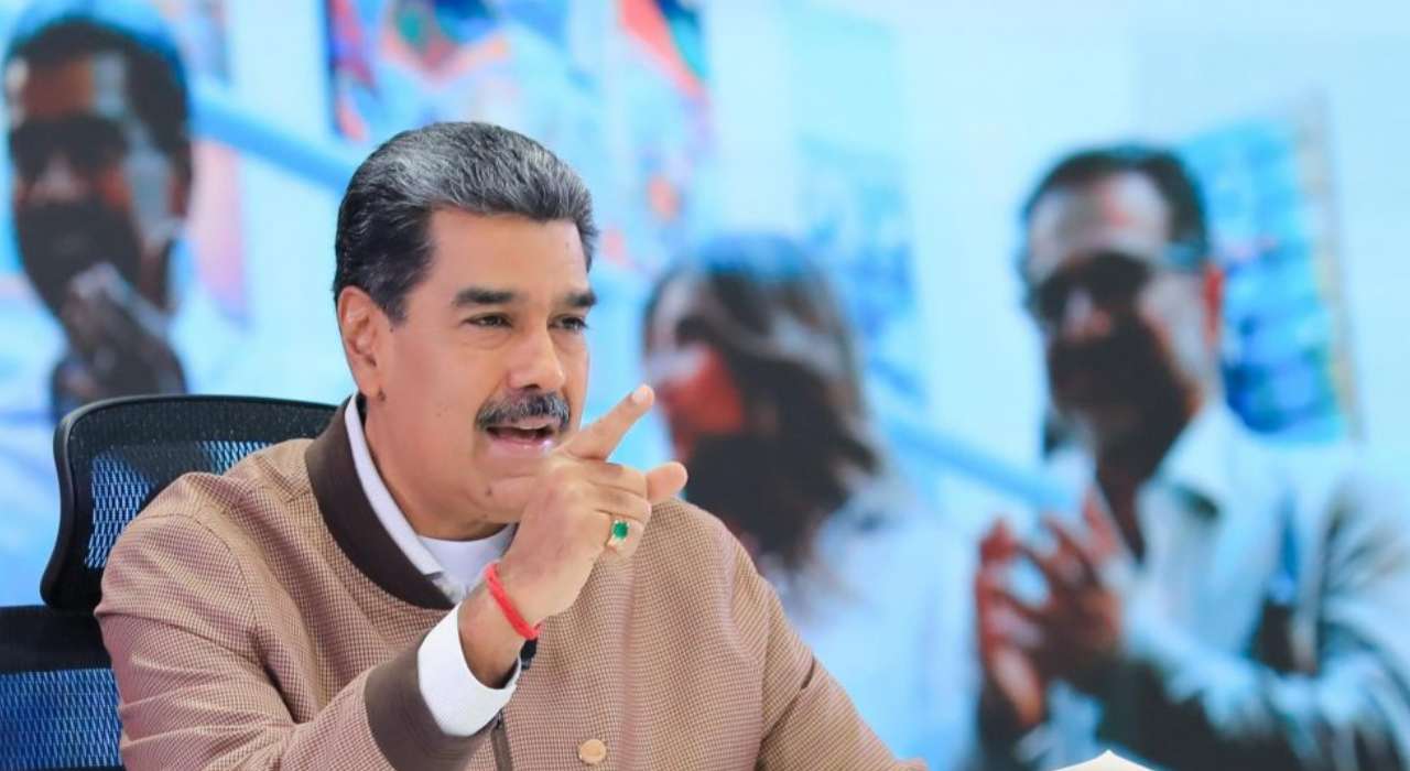 María Corina Machado está fuera de Venezuela pidiendo nuevas sanciones, afirmó Nicolás Maduro
