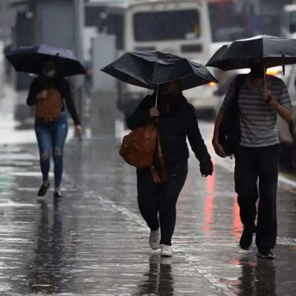 Vaguada monzónica y onda tropical causará intensas lluvias con descargas eléctricas en Venezuela
