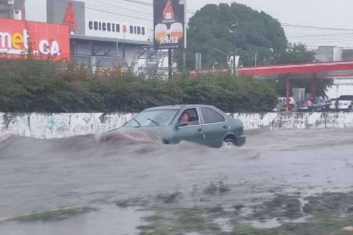 Emergencia en Lara: Lluvias torrenciales dejan inundaciones y caos vial