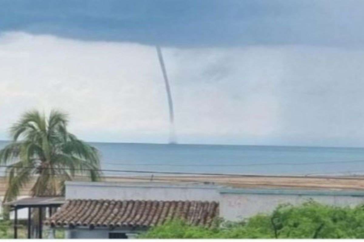 Tromba marina sorprende a los habitantes de Adícora en el estado Falcón