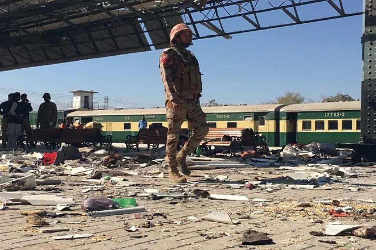 Ataque suicida en estación de tren de Pakistán | Al menos 21 muertos y decenas de heridos