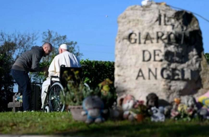 Papa Francisco rezó por niños no nacidos en Día de Todos los Santos