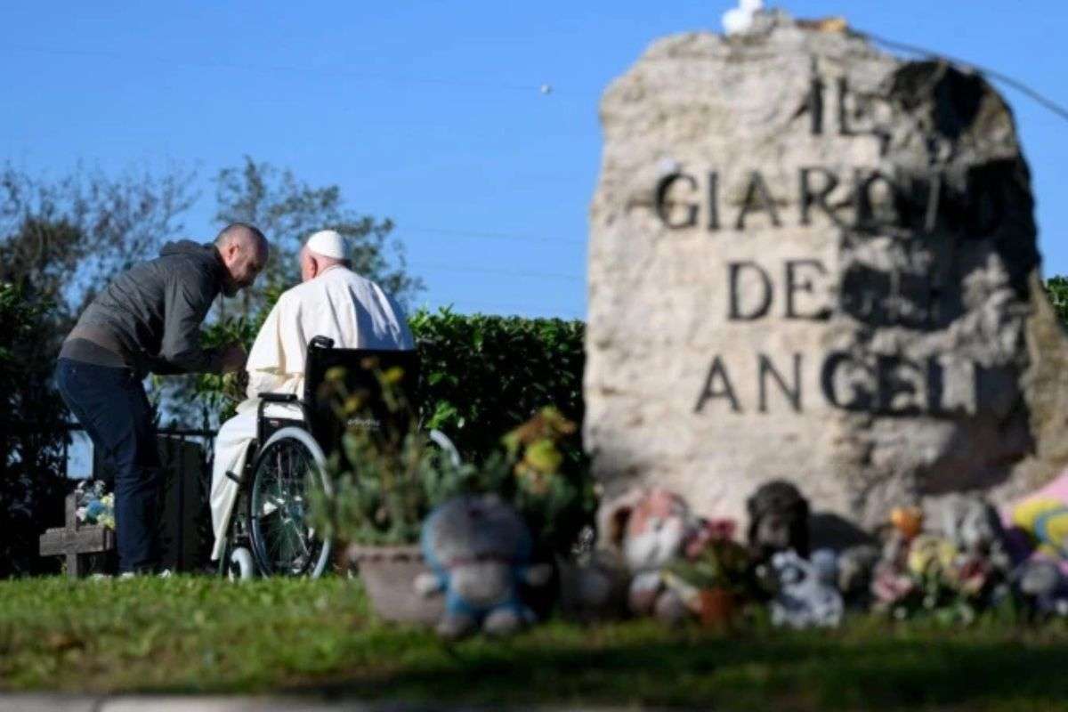 Papa Francisco rezó por niños no nacidos en Día de Todos los Santos