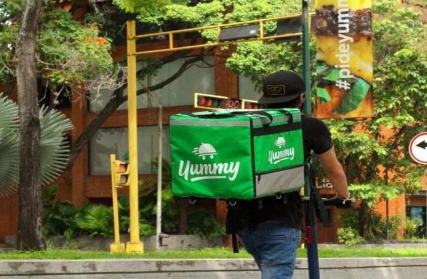 Sujeto detenido utilizaba uniforme de reconocida cadena de delivery para robar en Caracas