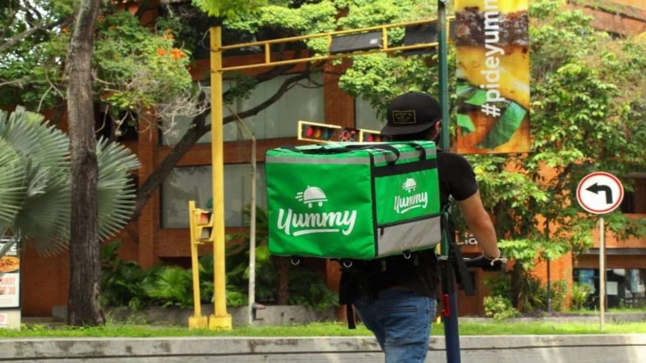Sujeto detenido utilizaba uniforme de reconocida cadena de delivery para robar en Caracas
