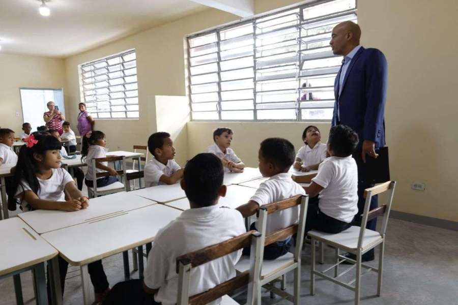 Pap llueve ms adentro que afuera es la frase que Alejandro Sequera debe escuchar cada vez que su representado de a penas 7 aos de edad llega a casa porque en el saln donde ve clases se inunda cada vez que llueve