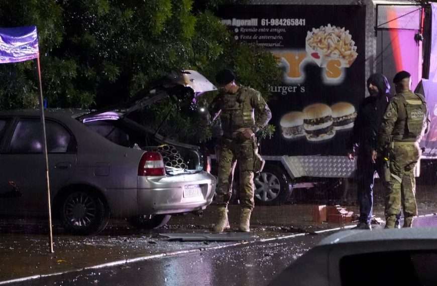 Al menos una persona murió este miércoles luego de que se registraran dos explosiones en los alrededores de la Corte Suprema de Justicia de Brasil, en Brasilia, informaron fuentes policiales citadas por los medios locales.