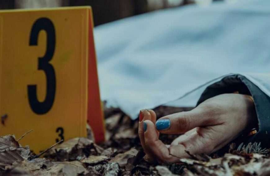 El horrendo hallazgo del cuerpo de Naomi Alejandra Marchena Rodríguez, una joven de 19 años, ha sacudido a la comunidad de Cota 905 en Caracas.