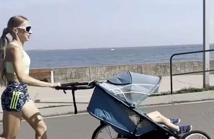 En un evento en Polonia, la atleta completó la carrera acompañada de su pequeño, superando así los límites de la velocidad y el esfuerzo compartido