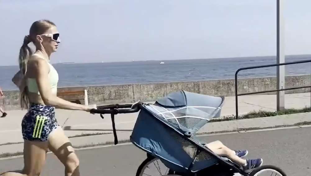En un evento en Polonia, la atleta completó la carrera acompañada de su pequeño, superando así los límites de la velocidad y el esfuerzo compartido