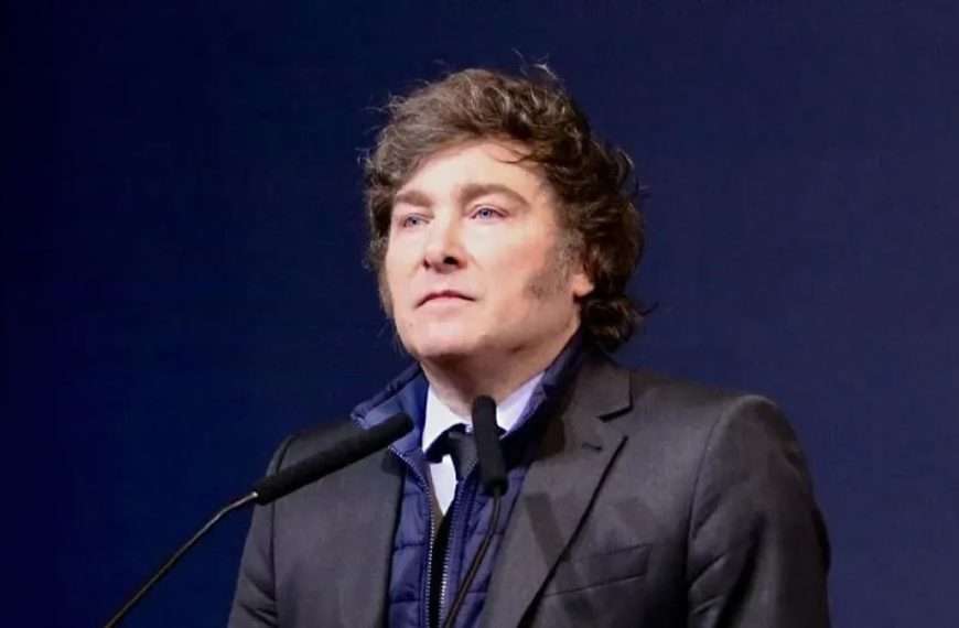 En octubre, la inflación en Argentina se desaceleró al 2,7 % mensual, la tasa más baja en tres años, lo que el gobierno de Javier Milei considera una "batalla" ganada, aunque el país cerrará el año con una inflación acumulada superior al 100 %. Dólar
