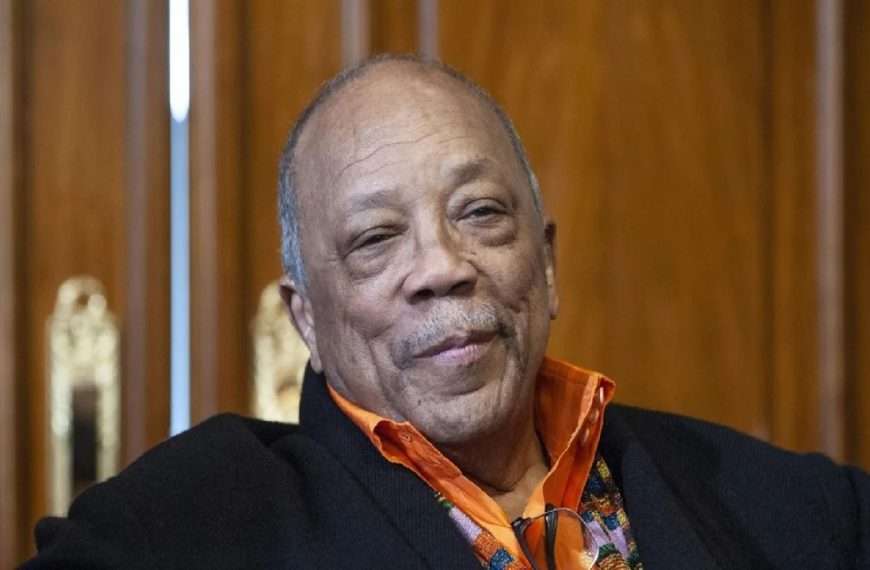 Quincy Jones, trompetista, compositor, director, arreglista y productor de las mayores estrellas de la música de las últimas décadas, falleció este domingo 3 de noviembre en su casa de California, a los 91 años de edad, informó este lunes su promotor Arnold Robinson en un comunicado.