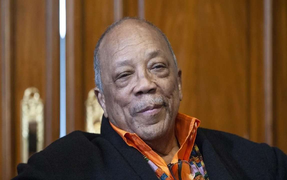 Quincy Jones, trompetista, compositor, director, arreglista y productor de las mayores estrellas de la música de las últimas décadas, falleció este domingo 3 de noviembre en su casa de California, a los 91 años de edad, informó este lunes su promotor Arnold Robinson en un comunicado.