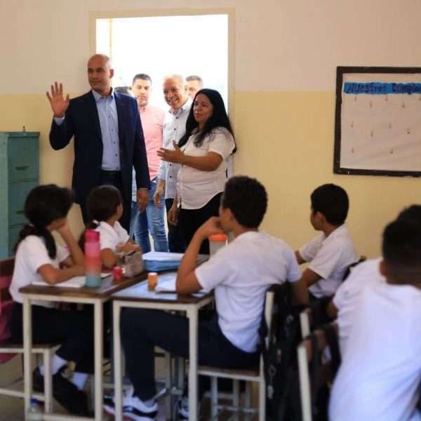 "Papá, llueve más adentro que afuera", es la frase que Alejandro Sequera debe escuchar, cada vez que su representado, de a penas 7 años de edad, llega a casa, porque en el salón donde ve clases, se inunda cada vez que llueve.