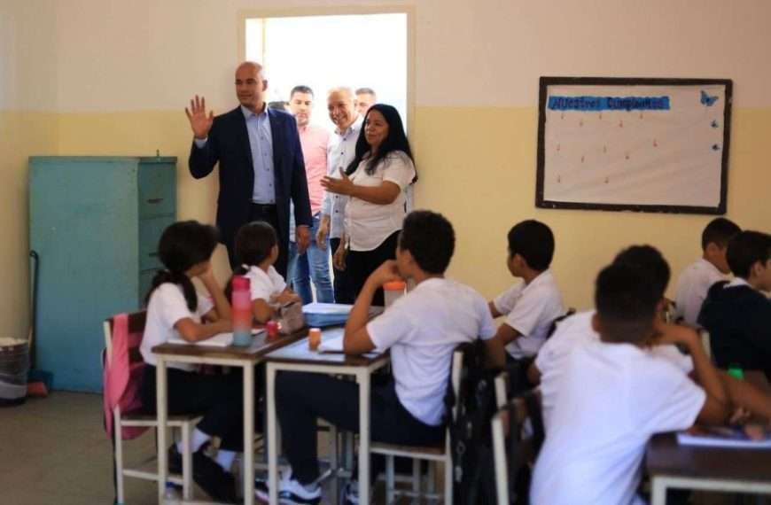 "Papá, llueve más adentro que afuera", es la frase que Alejandro Sequera debe escuchar, cada vez que su representado, de a penas 7 años de edad, llega a casa, porque en el salón donde ve clases, se inunda cada vez que llueve.