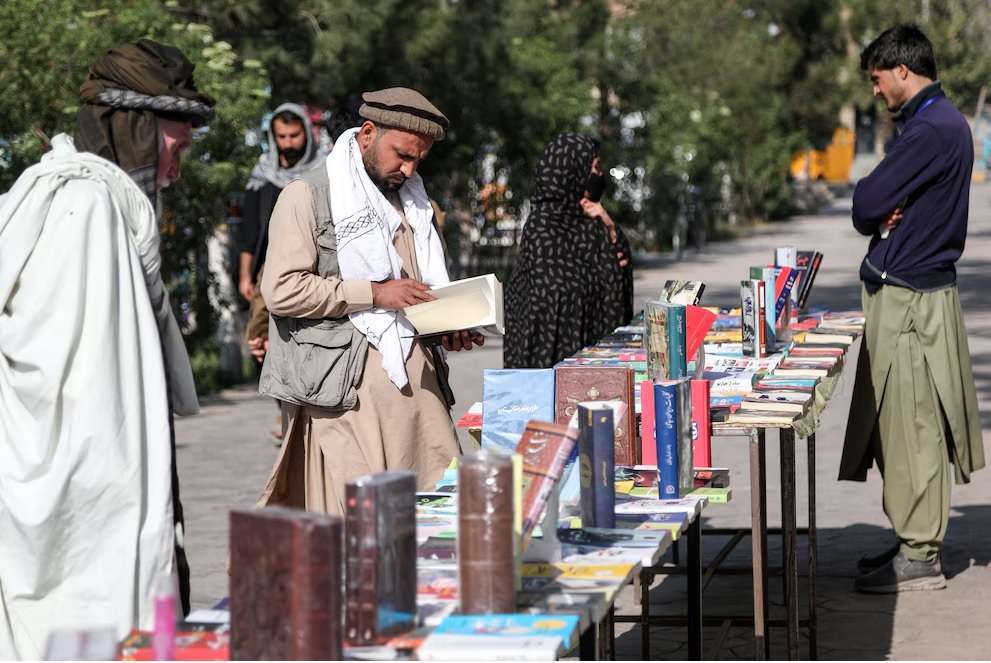 El Ministerio de Información y Cultura identificó 400 textos que entraban en conflicto con los valores islámicos y afganos. En un depósito aduanero del oeste de Afganistán, un funcionario talibán hojea un libro en inglés