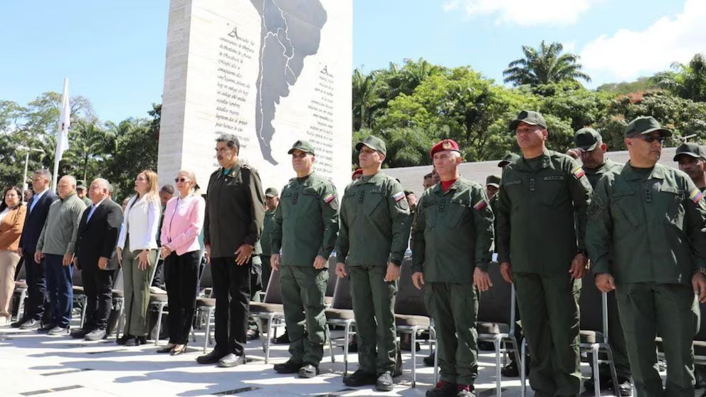 El Alto Mando Militar y los fucnionarios civiles asistieron al evento de salutación
