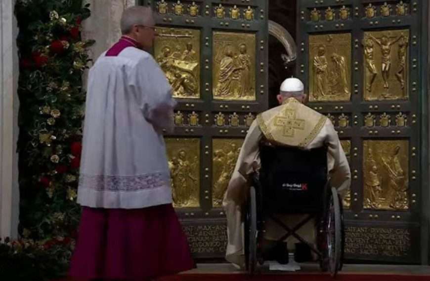 Papa Francisco da inicio al Jubileo Ordinario 2025 con la apertura de la Puerta Santa