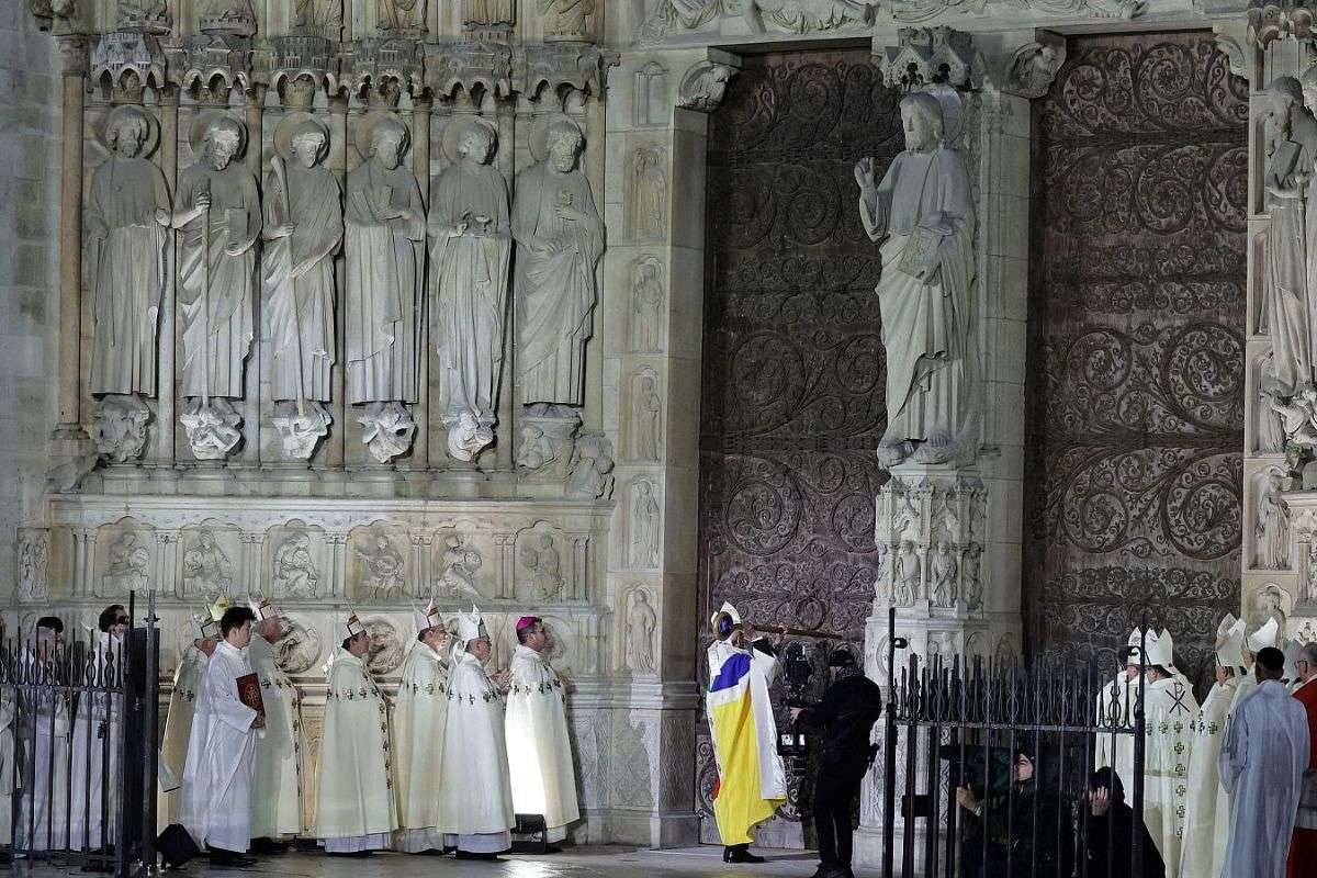 Las puertas de Notre-Dame se abren de nuevo