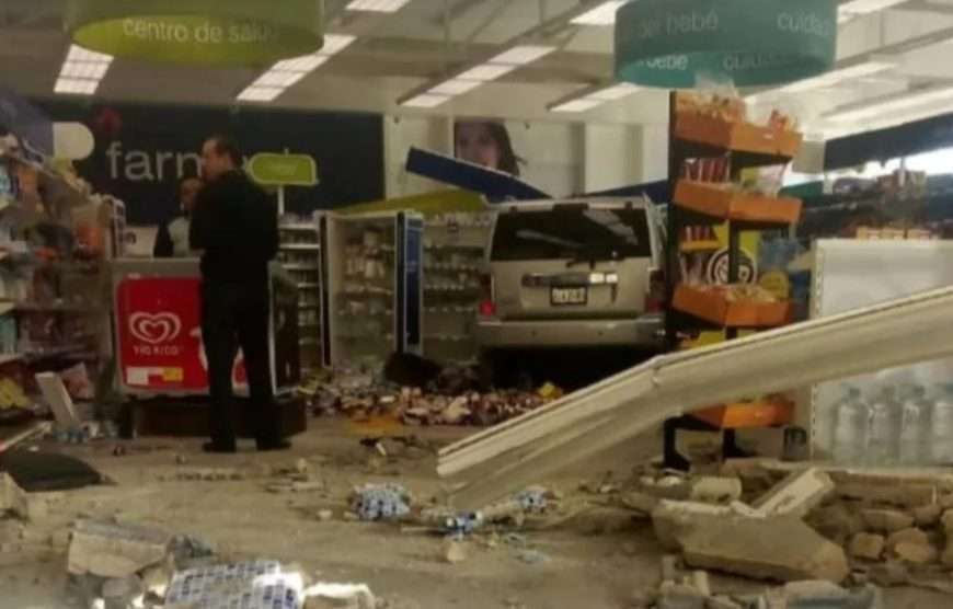 Vehículo impacta contra Farmatodo en Maracay, dejando múltiples daños materiales
