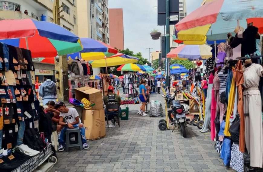 La venta informal desborda las calles de Caracas