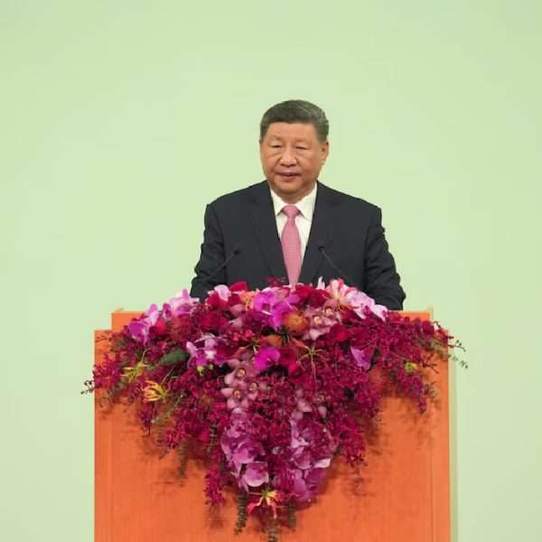El portavoz del Ministerio de Defensa del régimen chino, Zhang Xiaogang dijo tras la llegada de los 38 tanques M1A2T provenientes de EEUU que “unas pocas piezas de armamento no servirán para salvar vidas, sino que se convertirán en un objetivo más en el campo de batalla”