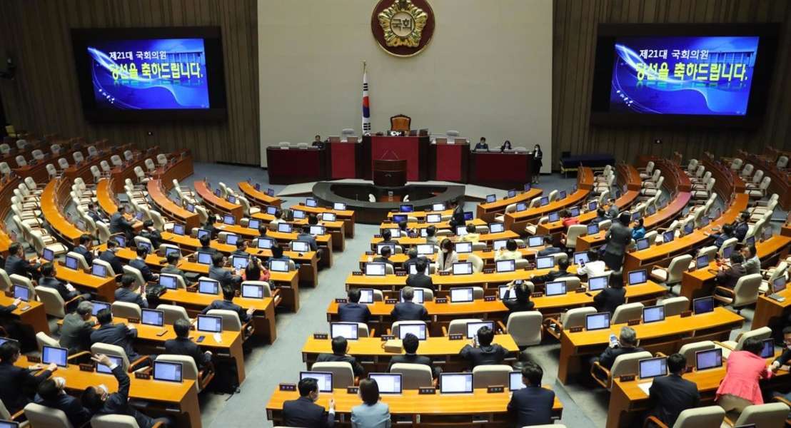 A medida que la crisis se desarrolla la presin sobre el presidente Yoon Suk-yeol aumenta La respuesta de la Asamblea Nacional y la reaccin de la ciudadana sern cruciales para determinar el futuro poltico de Corea del Sur