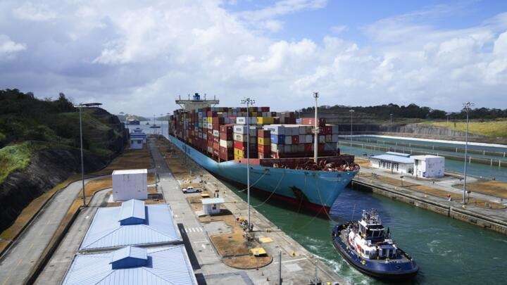 Desde una perspectiva econmica el Canal de Panam es vital para el comercio mundial Aproximadamente el 73 de los barcos que transitan por l tienen como destino puertos en Estados Unidos