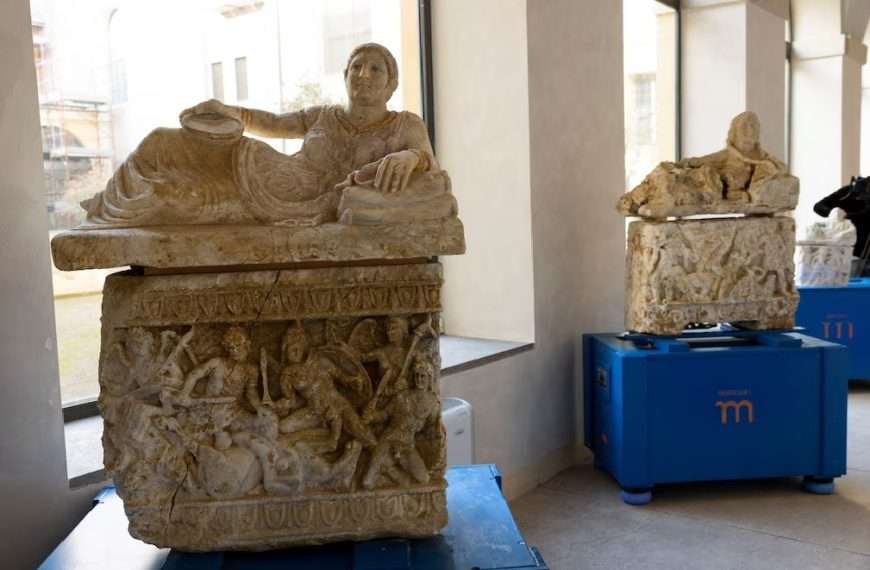 Las autoridades italianas llevaron a cabo una operación destacada al recuperar una colección invaluable de objetos etruscos, ocultos desde el siglo III a.C. en una necrópolis de Città della Pieve. Este hallazgo incluye urnas funerarias y sarcófagos excepcionales, que permanecieron intactos hasta que una excavación ilegal los puso en riesgo.