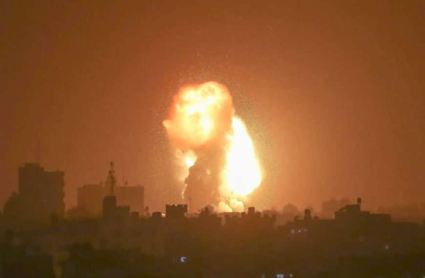 En un contexto de inestabilidad creciente, Israel ha lanzado una campaña de bombardeos a gran escala en Siria, con objetivos militares