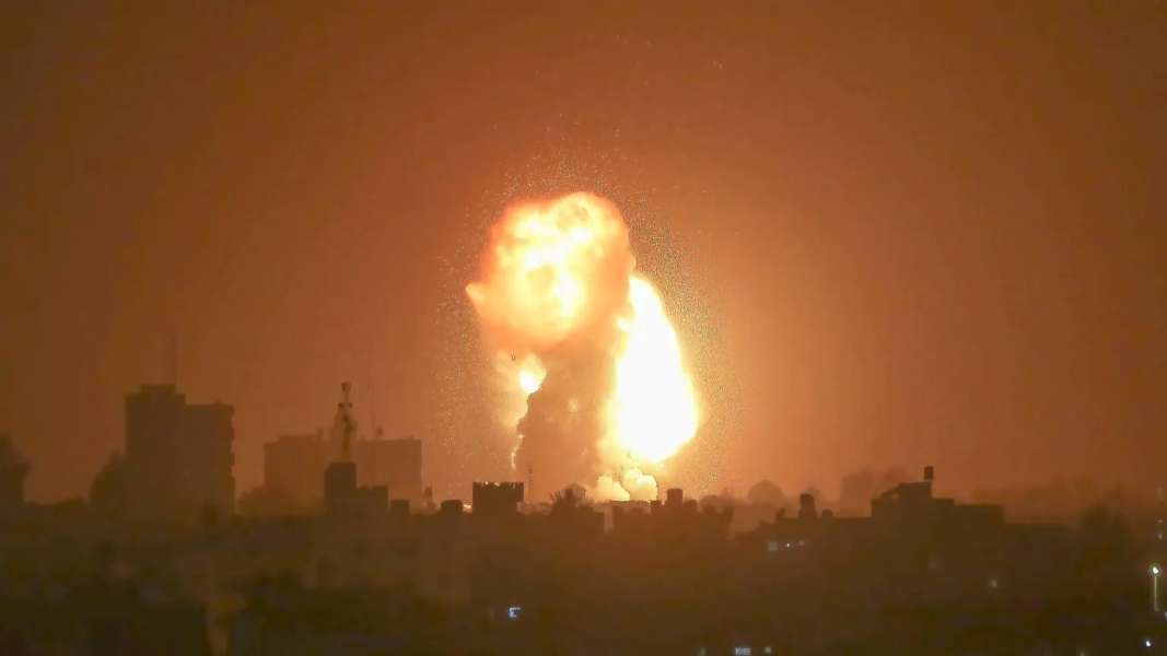 En un contexto de inestabilidad creciente, Israel ha lanzado una campaña de bombardeos a gran escala en Siria, con objetivos militares
