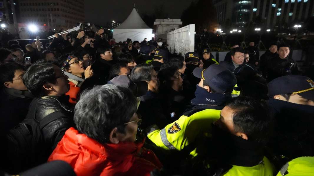 miles de ciudadanos se han congregado en las afueras del Parlamento desafiando la prohibicin de manifestaciones