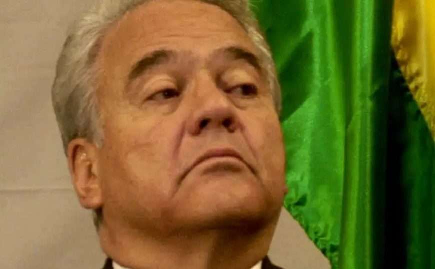 El expresidente de Bolivia Gonzalo Sánchez de Lozada fue condenado a prisión por la firma de un centenar de contratos petroleros sin aprobación parlamentaria durante su gobierno.
