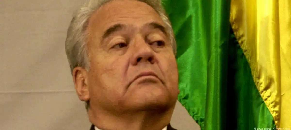 El expresidente de Bolivia Gonzalo Sánchez de Lozada fue condenado a prisión por la firma de un centenar de contratos petroleros sin aprobación parlamentaria durante su gobierno.