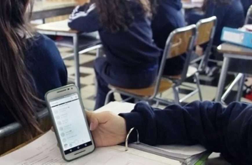 Brasil prohíbe celulares en escuelas