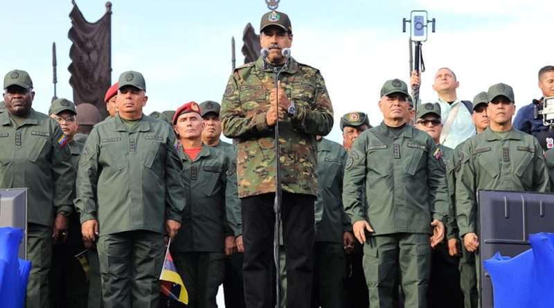Maduro lidera despliegue de ejercicios militares en Caracas
