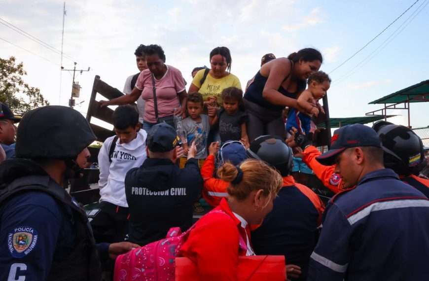 Venezuela atiende a desplazados por enfrentamientos en la frontera con Colombia- Cortesía de Primicia