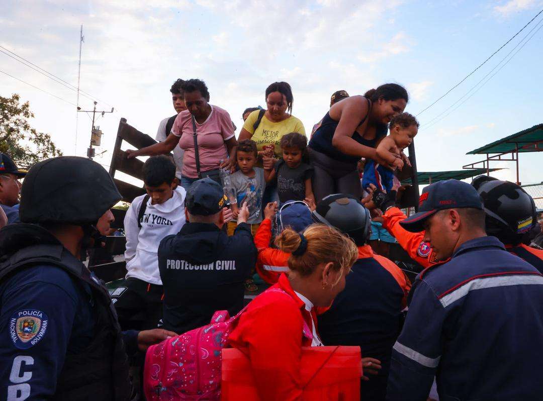 Venezuela atiende a desplazados por enfrentamientos en la frontera con Colombia- Cortesía de Primicia