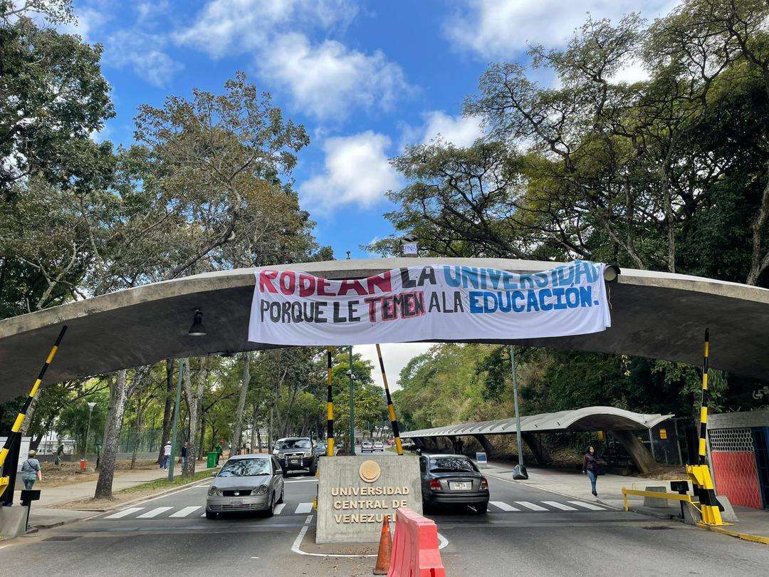 Estudiantes de la UCV rechazan presencia policial: “rodean la Universidad porque le temen a la educación”