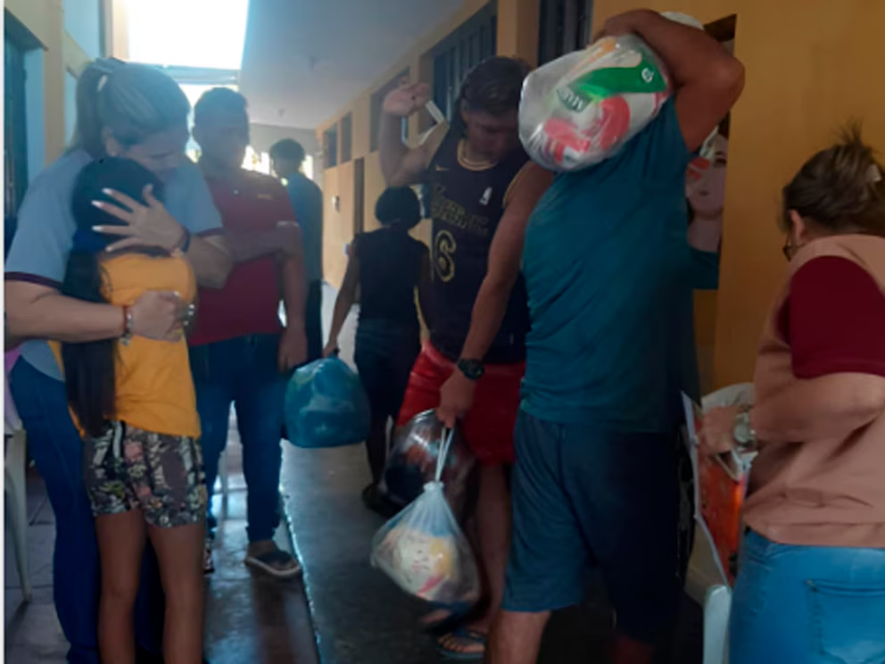 En los refugios venezolanos prestando apoyo de todo tipo a quienes huyen del enfrentamiento entre guerrillas en Colombia