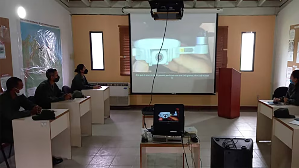 Militares venezolanos aprendiendo sobre los drones de iraní y ruso
