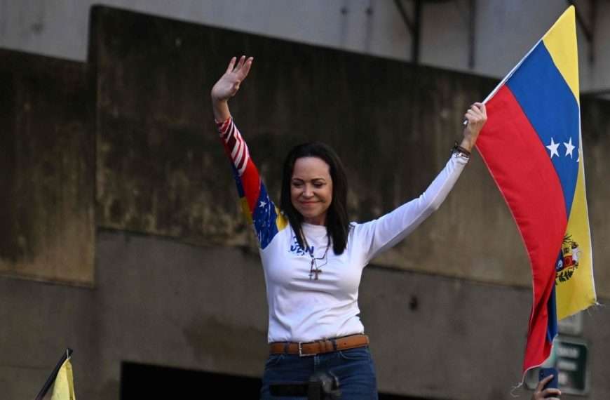 La líder de la oposición se sumó a una movilización en la capital venezolana tras pasar meses en la clandestinidad por cuestiones de seguridad